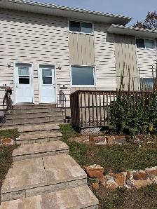 BEAUTIFUL 2 BEDROOM TOWNHOUSE CURRENT RIVER! AVAILABLE NOW!