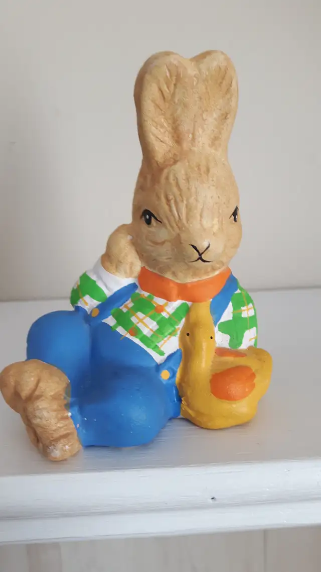 BEAU LAPIN NEUF EN CÉRAMIQUE 4'HAUT SON AMI DANS SON BRAS: $5.00