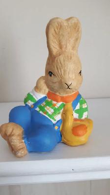 BEAU LAPIN NEUF EN CÉRAMIQUE 4'HAUT SON AMI DANS SON BRAS: $5.00