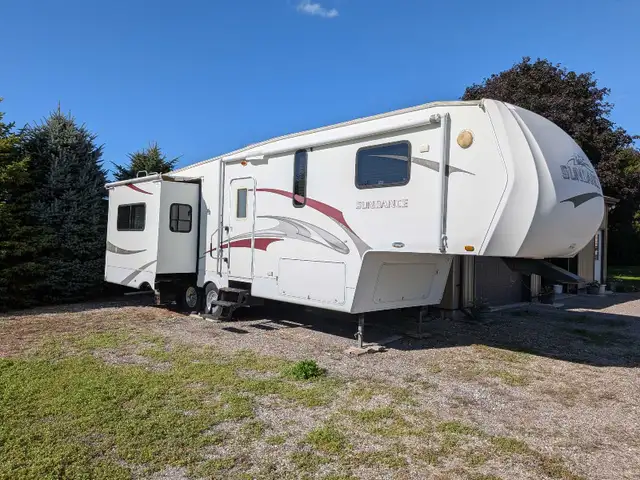 Sundance Travel Trailer 32'
