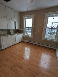 266B Crown St - 2BR Uptown, Split Level, Bus, Deck w/ Water View - Photo 6
