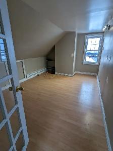 266B Crown St - 2BR Uptown, Split Level, Bus, Deck w/ Water View - Photo 7