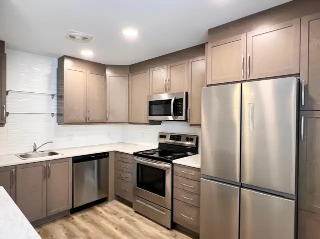 AVAILABLE NOW! $1199 Beautiful Studio Suite in Downtown!