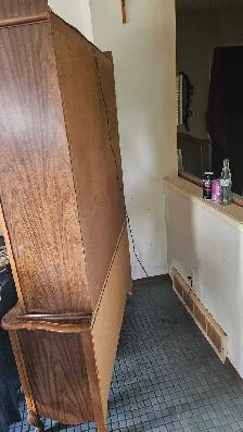 Vintage wood China cabinet - Photo 4
