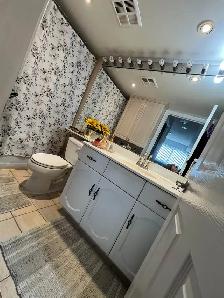 King/John,Master Bedroom Bathroom accommodation in 3-BedroomApt - Photo 3
