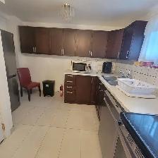 FULLY FURNISHED 2-BEDROOM SUITE NEAR LOUGHEED MALL — $2,700/MONT - Photo 3