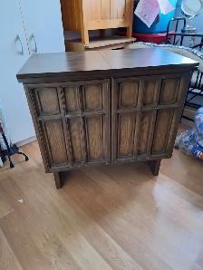 Meuble de machine à coudre très propre à donner
