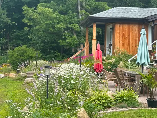 PETIT DOMAINE PRIVÉ À SAINTE-ADÈLE — 3 BÂTIMENTS — 749 000 $