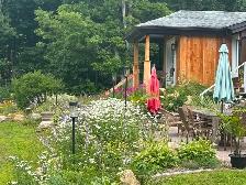PETIT DOMAINE PRIVÉ À SAINTE-ADÈLE — 3 BÂTIMENTS — 749 000 $