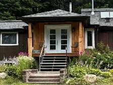 PETIT DOMAINE PRIVÉ À SAINTE-ADÈLE — 3 BÂTIMENTS — 749 000 $ - Photo 2
