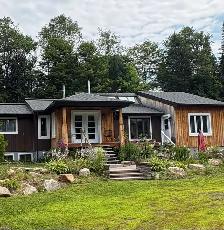 PETIT DOMAINE PRIVÉ À SAINTE-ADÈLE — 3 BÂTIMENTS — 749 000 $ - Photo 3