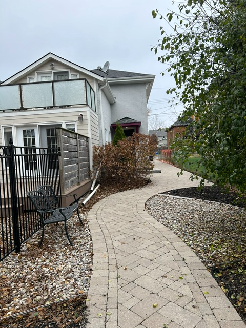 STUNNING MAIN FLOOR 2 BDRM IN OLD EAST HILL!