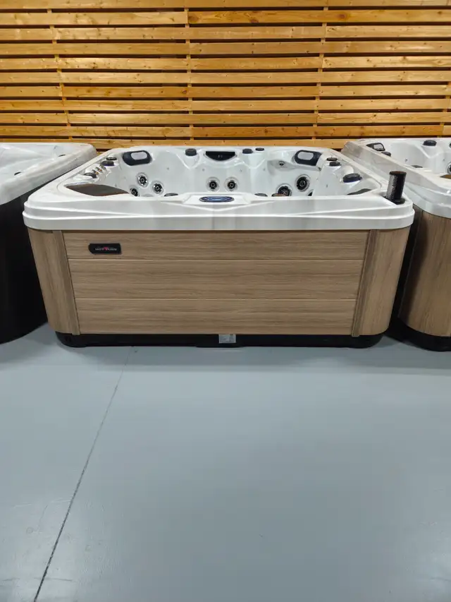 7X7 6 MAN LUXURY HOT TUB