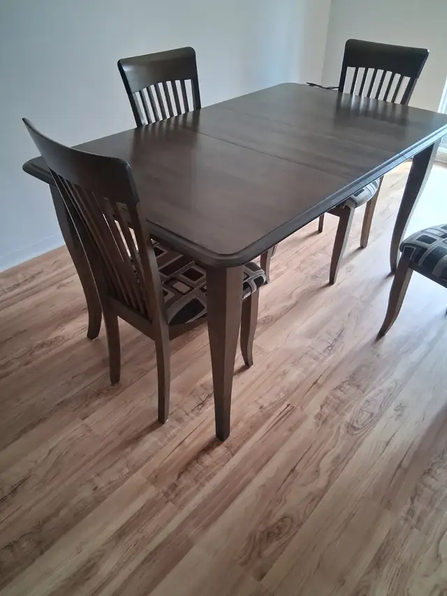 Mobilier de salle à manger en bois naturel  de merisier.
