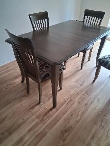 Mobilier de salle à manger en bois naturel  de merisier.