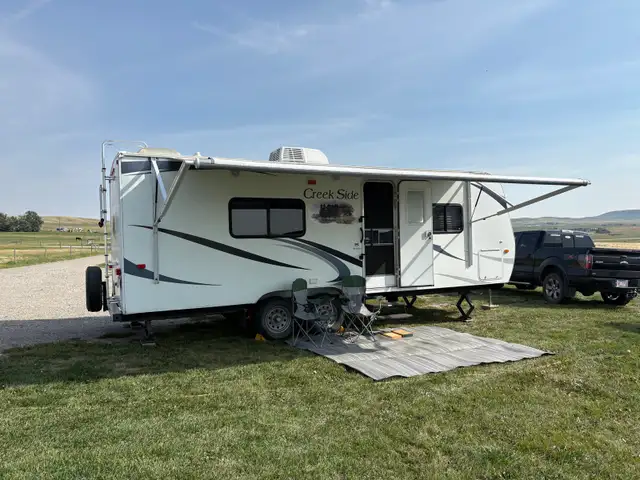 2012 Creekside Travel Trailer 22’