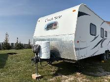 2012 Creekside Travel Trailer 22’ - Photo 2