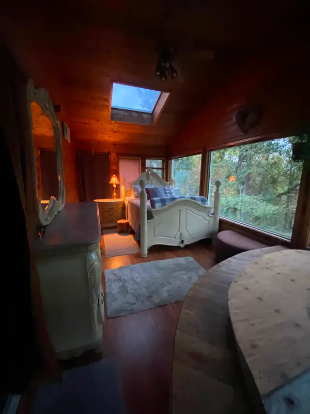 Beautiful quality 4 post bedroom suite queen,