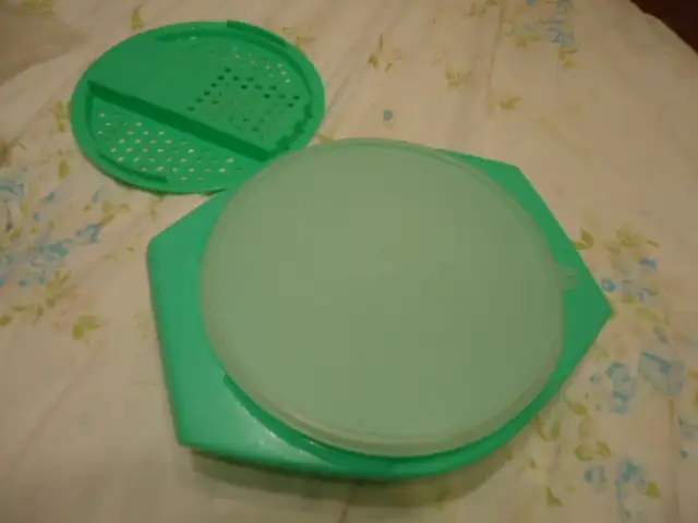 TUPPERWARE CHEESE GRATER