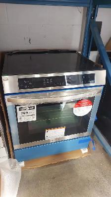 Stove - 30' Frigidaire 6.2 Cu Ft FCF1308CASA Front Control