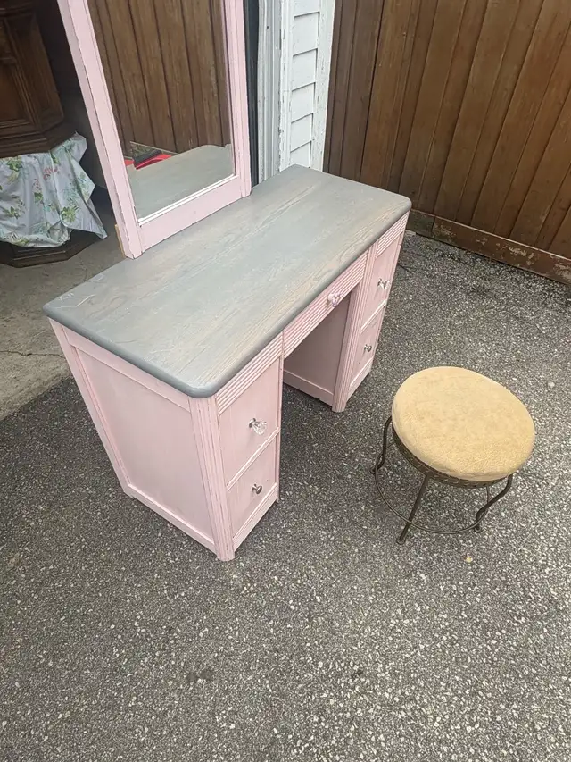 Free delivery Vintage 1972 Daveluyville Vanity  with  Stool