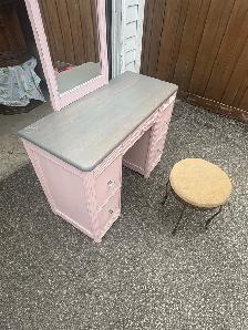 Free delivery Vintage 1972 Daveluyville Vanity  with  Stool