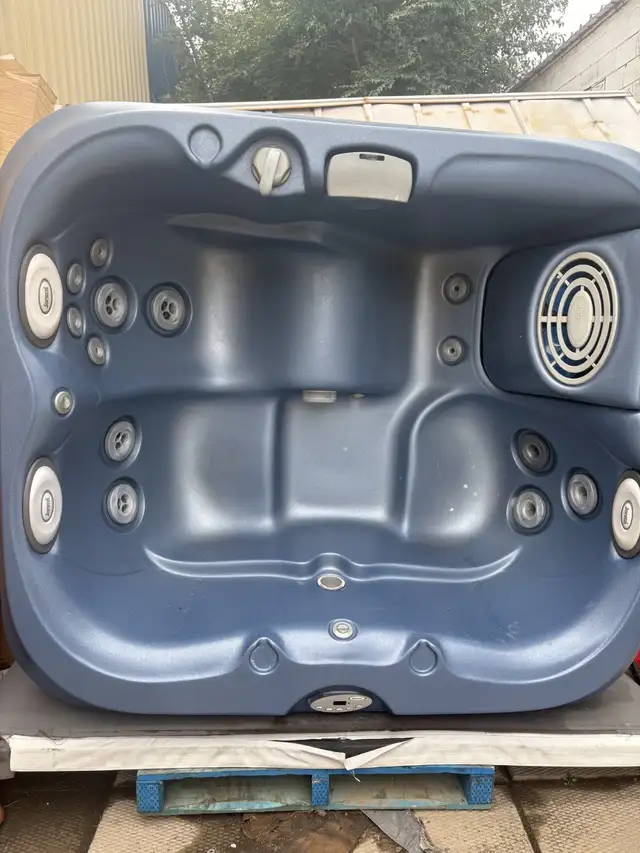 2008 Jacuzzi J315 2-3 Adult Hot Tub-Runs 120V PlugnPlay or 240V