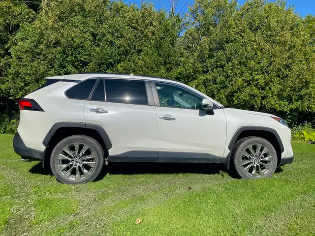 2021 Toyota RAV4 Limited AWD (Gas)71,000 km Clean Winter tire