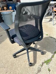 ONE STILL DECENT OFFICE MESH CHAIR - Photo 2