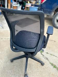 ONE STILL DECENT OFFICE MESH CHAIR - Photo 3