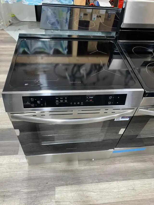 Stove - 30' Frigidaire 5.3 Cu. Ft. FCFI308CBS Freestanding