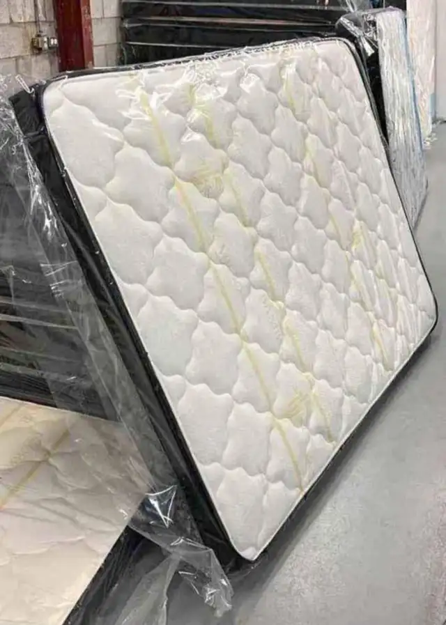 MATTRESS  - Excellent Condition (Free Delivery in GTA) Mattress