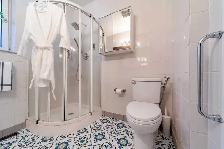 Private room rent in Scarborough   parking - Photo 8