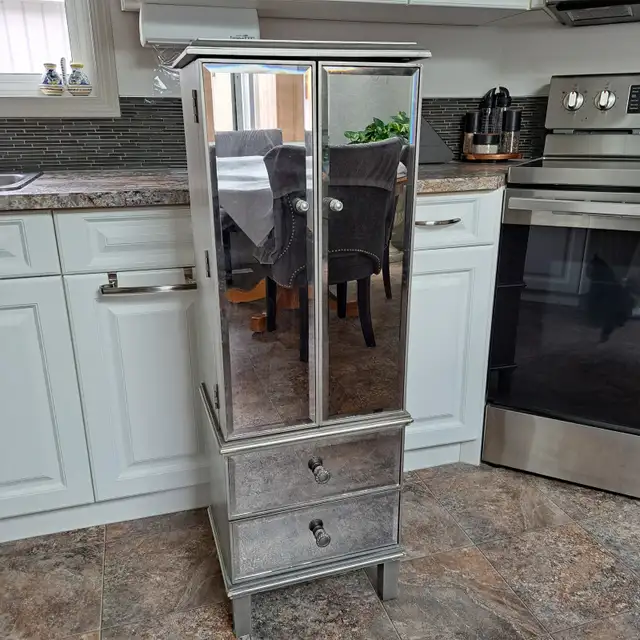Jewelry Cabinet - CLASSY !