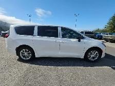 2027 Chrysler Pacifica Limited - Photo 4