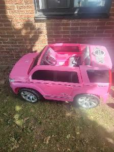 Barbie 2 seater ride on car with radio - Photo 2