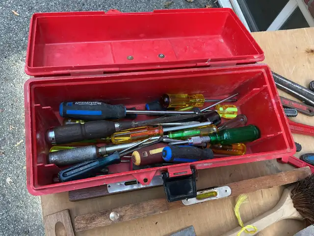 TOOL-AID Tool Box with Assorted Screwdrivers !