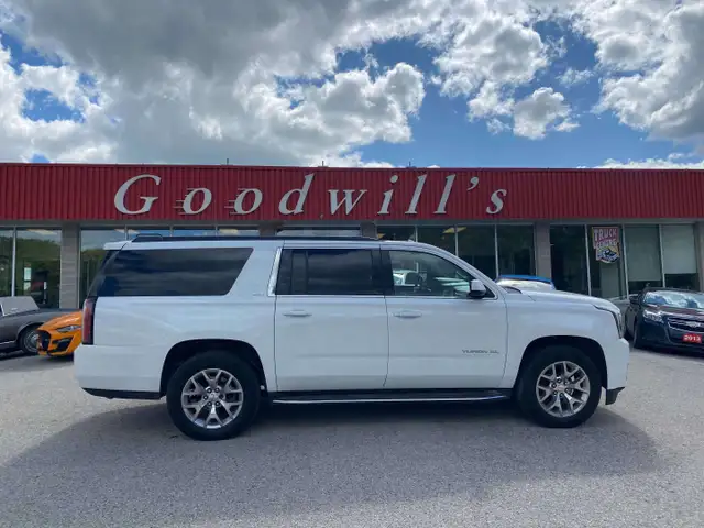2017 GMC Yukon SLT, 8 PASS, HEATED / COOLED LEATHER, REMOTE STAR