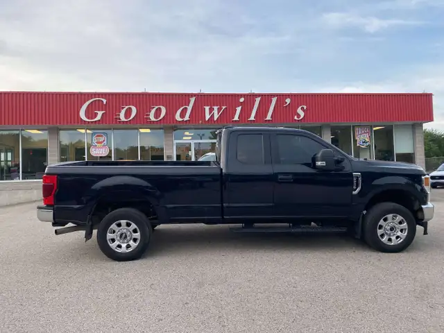 2021 Ford F 250 XLT, 6.2L, CLEAN CARFAX, 8' BOX, BACK UP CAMERA!