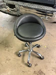Rolling small garage/detailing stools $40 - Photo 6