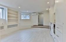 Beautiful Lakeside 2 Bedroom Apartment in The Beaches w/ Parking