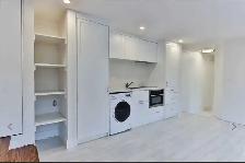 Beautiful Lakeside 2 Bedroom Apartment in The Beaches w/ Parking - Photo 2