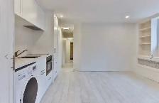 Beautiful Lakeside 2 Bedroom Apartment in The Beaches w/ Parking - Photo 3