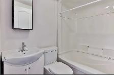 Beautiful Lakeside 2 Bedroom Apartment in The Beaches w/ Parking - Photo 10
