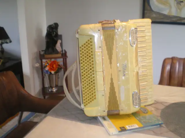AUBAINE - ACCORDÉON PIANO TITAN A VENDRE