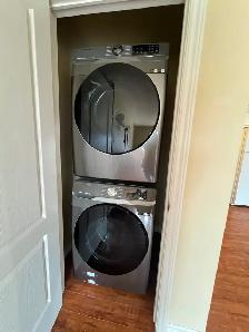 Spacious 2 bedroom unit with washer patio with roof for Oct 1st