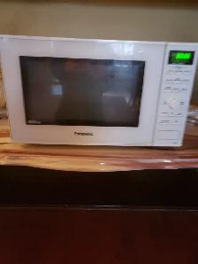 PANASONIC 1100W CLEAN MICROWAVE IN EXC.COND