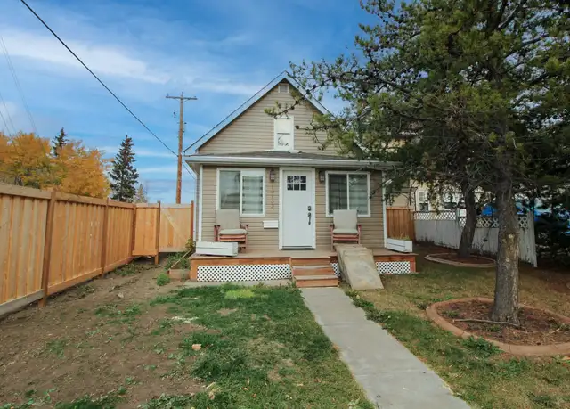 #8751 - 1 bedroom   Den Character home Available Oct 1st. $1600