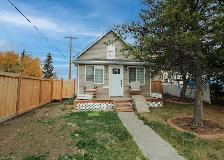 #8751 - 1 bedroom   Den Character home Available Oct 1st. $1600
