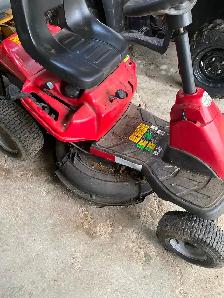 Riding lawnmower - Photo 2